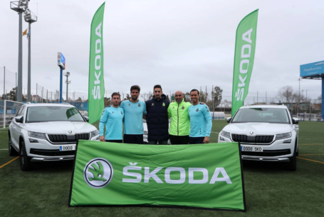 Los fichajes de invierno del RCD Espanyol reciben su vehículo oficial ŠKODA
