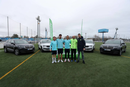 Los fichajes de invierno del RCD Espanyol reciben su vehículo oficial ŠKODA