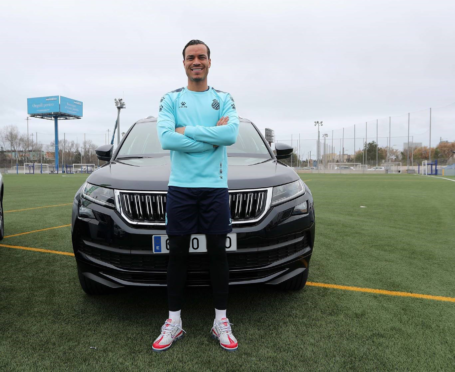 Los fichajes de invierno del RCD Espanyol reciben su vehículo oficial ŠKODA