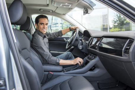 Alberto Contador recibe su ŠKODA Kodiaq