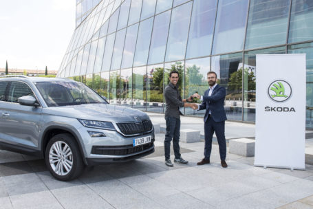 Alberto Contador recibe su ŠKODA Kodiaq