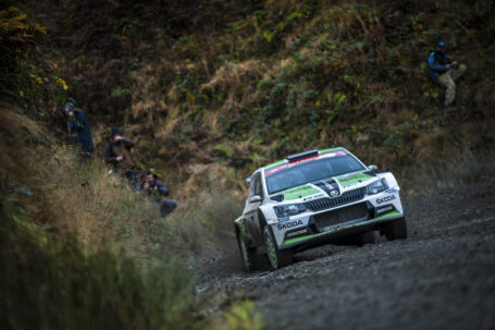 El piloto oficial de ŠKODA Esapekka Lappi mantiene sus opciones al título de WRC 2 tras ganar el Rally de Gran Bretaña