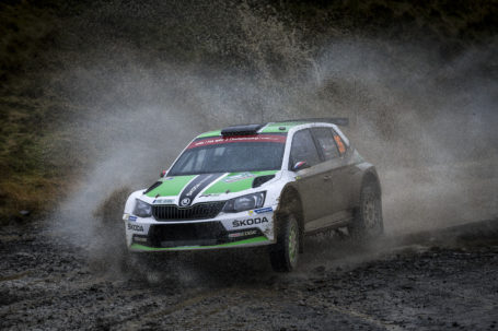 El piloto oficial de ŠKODA Esapekka Lappi mantiene sus opciones al título de WRC 2 tras ganar el Rally de Gran Bretaña
