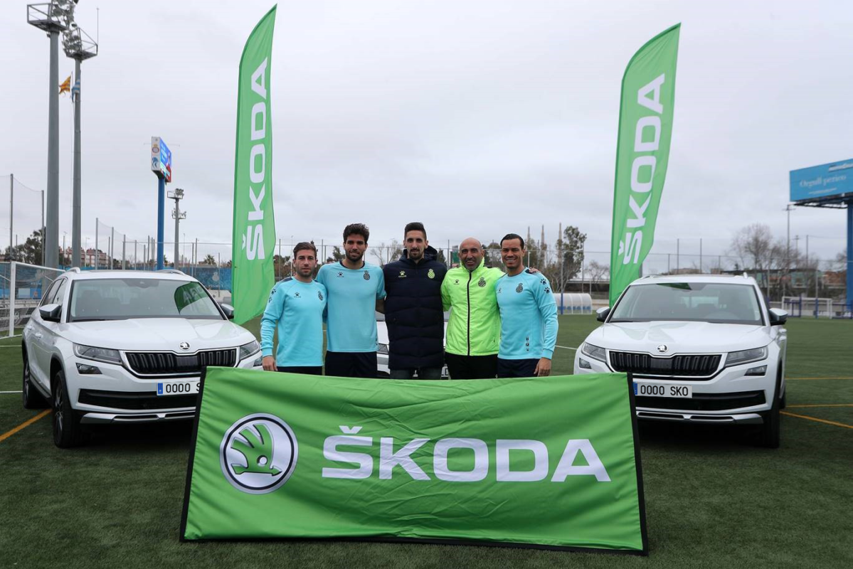 LOS FICHAJES DE INVIERNO DEL RCD ESPANYOL RECIBEN SU VEHÍCULO OFICIAL ŠKODA