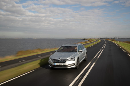 NUEVO ŠKODA SUPERB IV: EL PRIMER HÍBRIDO ENCHUFABLE DE LA MARCA