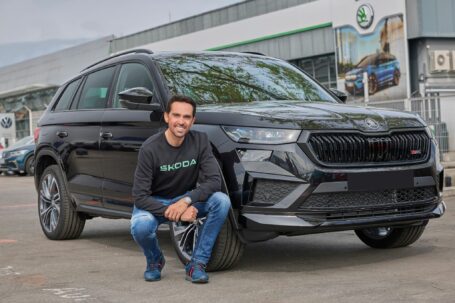 Alberto Contador cambia su Škoda Kodiaq, pero antes invita a un seguidor a conducirlo durante un mes