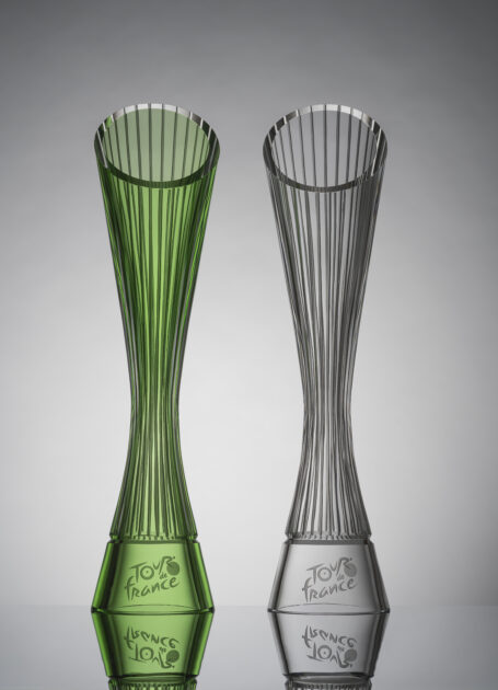 El campeón del Tour de Francia recibió el trofeo creado por el equipo de diseño de Škoda