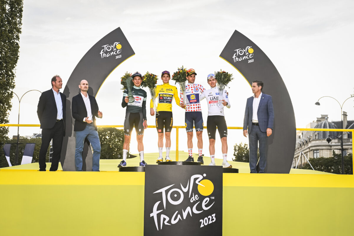 El ganador del Tour de Francia, acompañado a la meta por el nuevo Superb Combi camuflado, recibe el trofeo por parte del equipo de Škoda Design