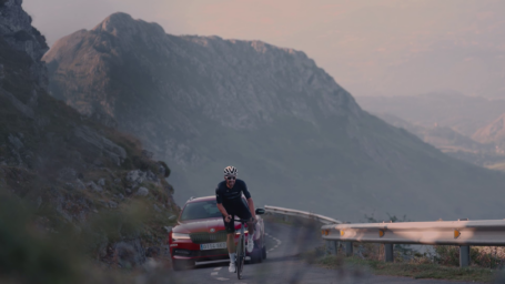 Alberto Contador revive sus míticas victorias en el Angliru con Škoda