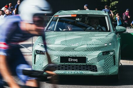 Un Škoda Elroq camuflado se deja ver en la final de La Vuelta tras el triunfo de Primož Roglič
