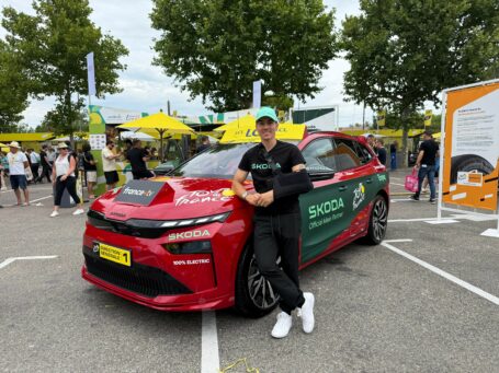 Maverick Viñales vive con Škoda una etapa del Tour de Francia desde dentro