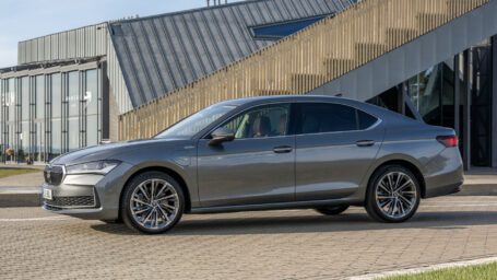 La versión Superb Hatch recibe un sistema de propulsión híbrido enchufable con una potencia de 200 kW