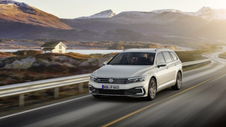 EL NUEVO PASSAT SERÁ EL PRIMER VOLKSWAGEN QUE CONDUCE DE FORMA SEMIAUTÓNOMA A VELOCIDAD REGULADA
